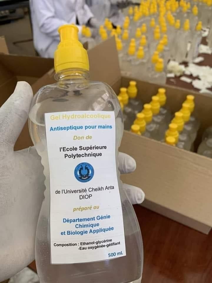 COVID-19, les étudiants au Sénégal mettent la main à la pâte en fabriquant le gel hydro-alcoolique. 